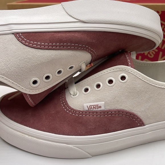 Vans Men’s Authentic Pig Suede Withered Rose
VN000BW5CHO
Sneakers - Picture 14 of 16